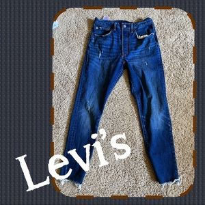 Levi’s 501 Button Fly Distressed Boyfriend Jeans🔴